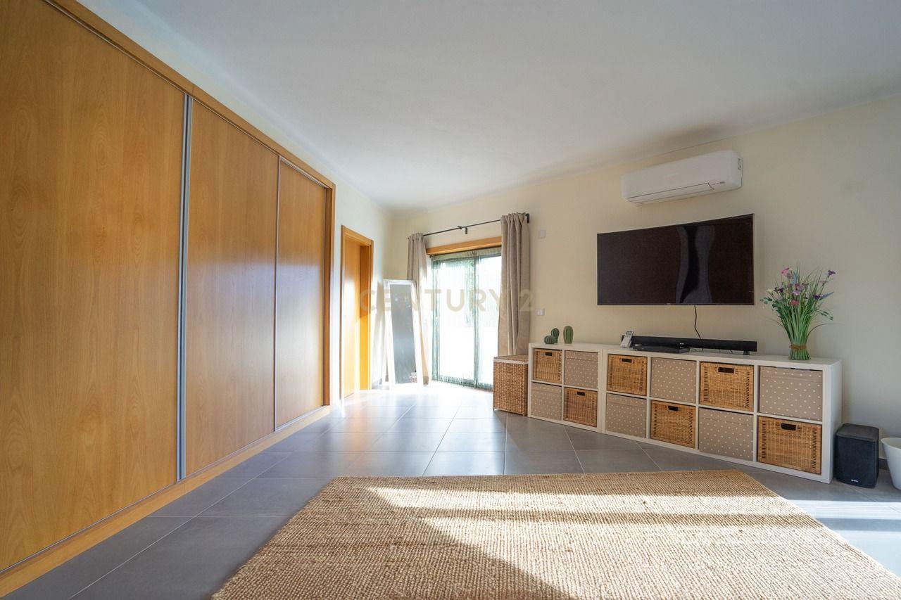 Moradia T4 de qualidade em estado novo com varanda coberta, piscina, terraço, jardim,canil,garagem dupla e vistas boas numa localização sossegada - Image 53
