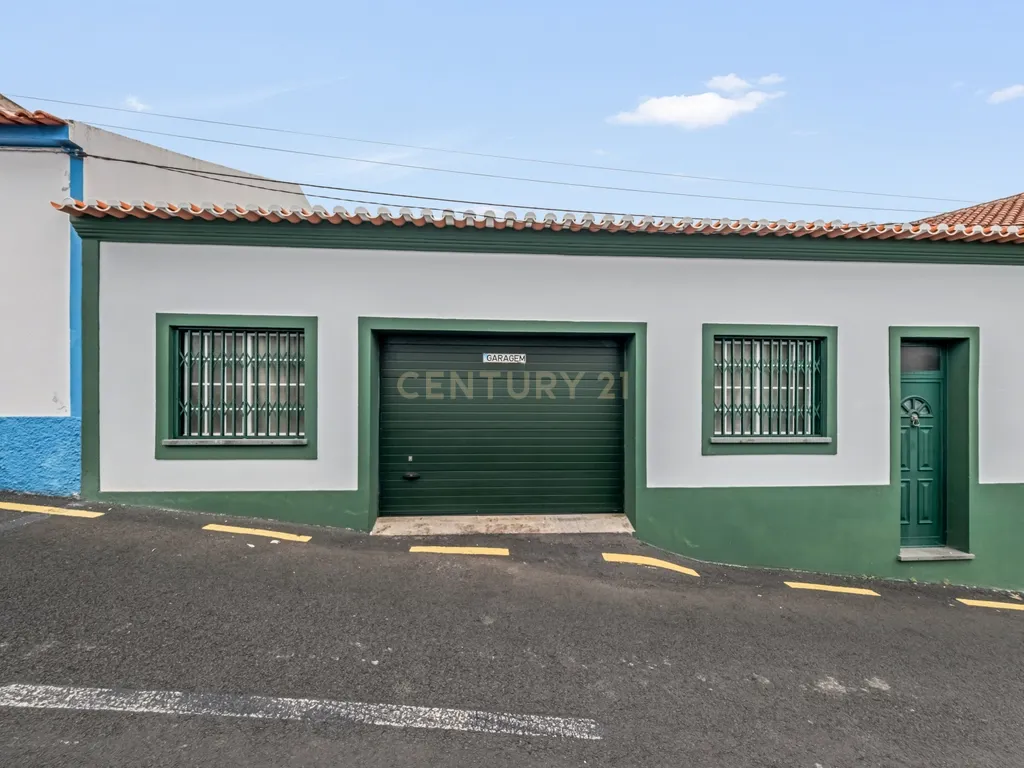 Garagem com potencial de conversão em apartamento no coração de São Bento, Angra do Heroísmo - Image 1