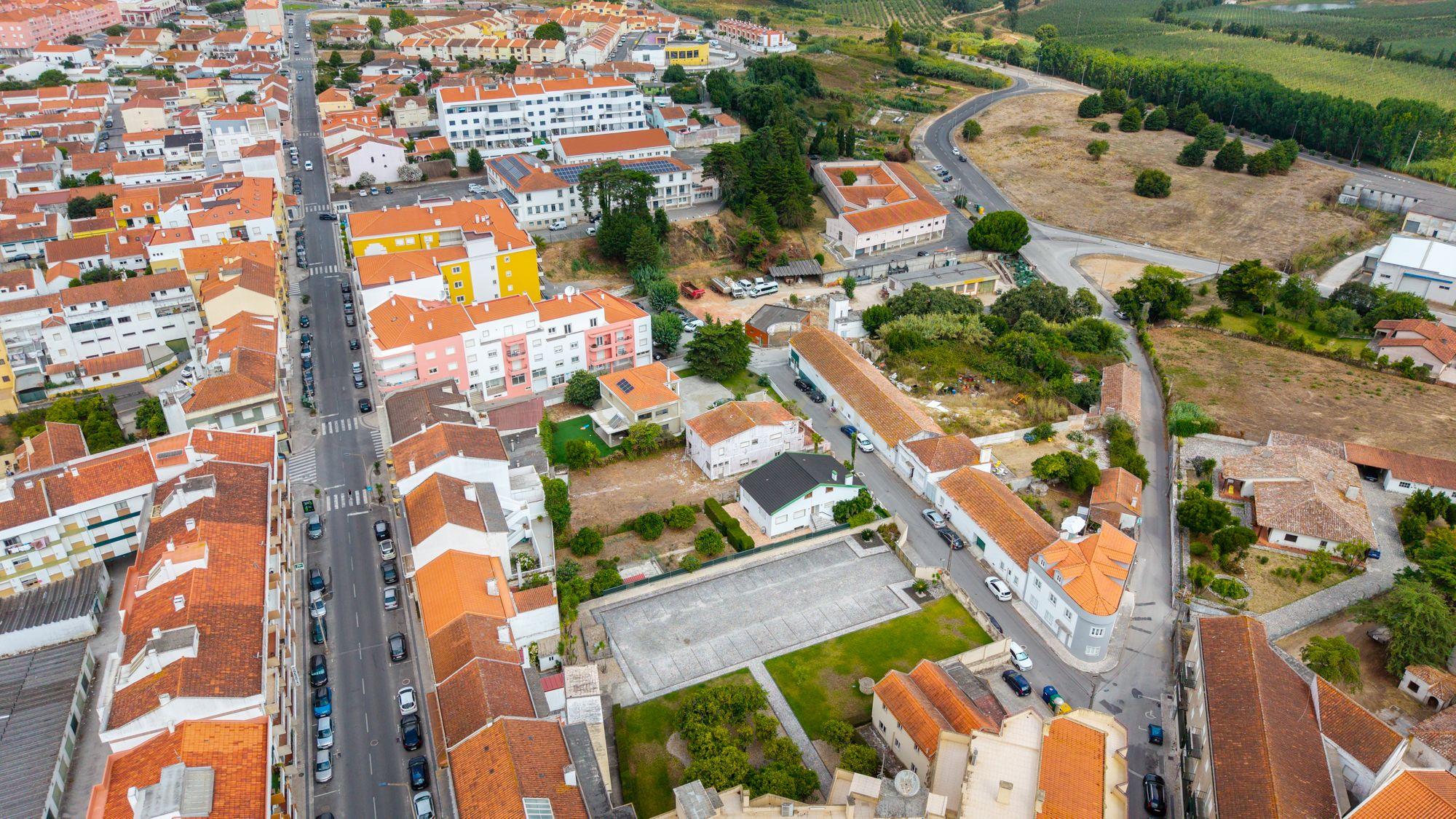 Fotografia 12 de Moradia T5 para remodelar ou lote para construção — Centro do Bombarral
