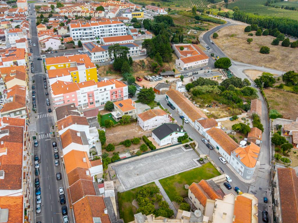 Moradia T5 para remodelar ou lote para construção — Centro do Bombarral - Image 12