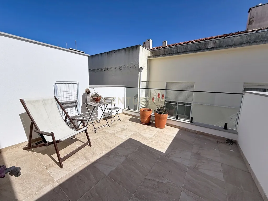 Apartamento T2 Novo - Arrendamento no Centro da Nazaré - Image 33