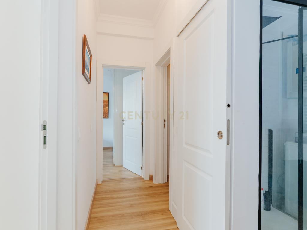 Apartamento T2 Renovado em Miratejo - Image 18