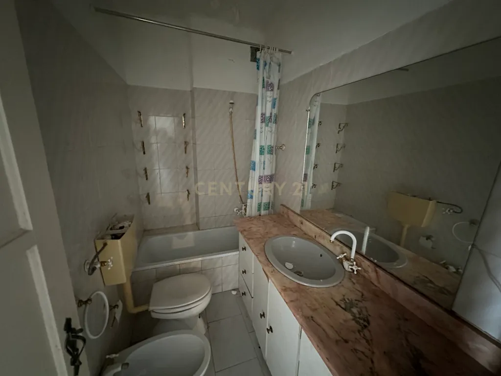 Apartamento T1 para Remodelação – Praça do Brasil, Setúbal - Image 5