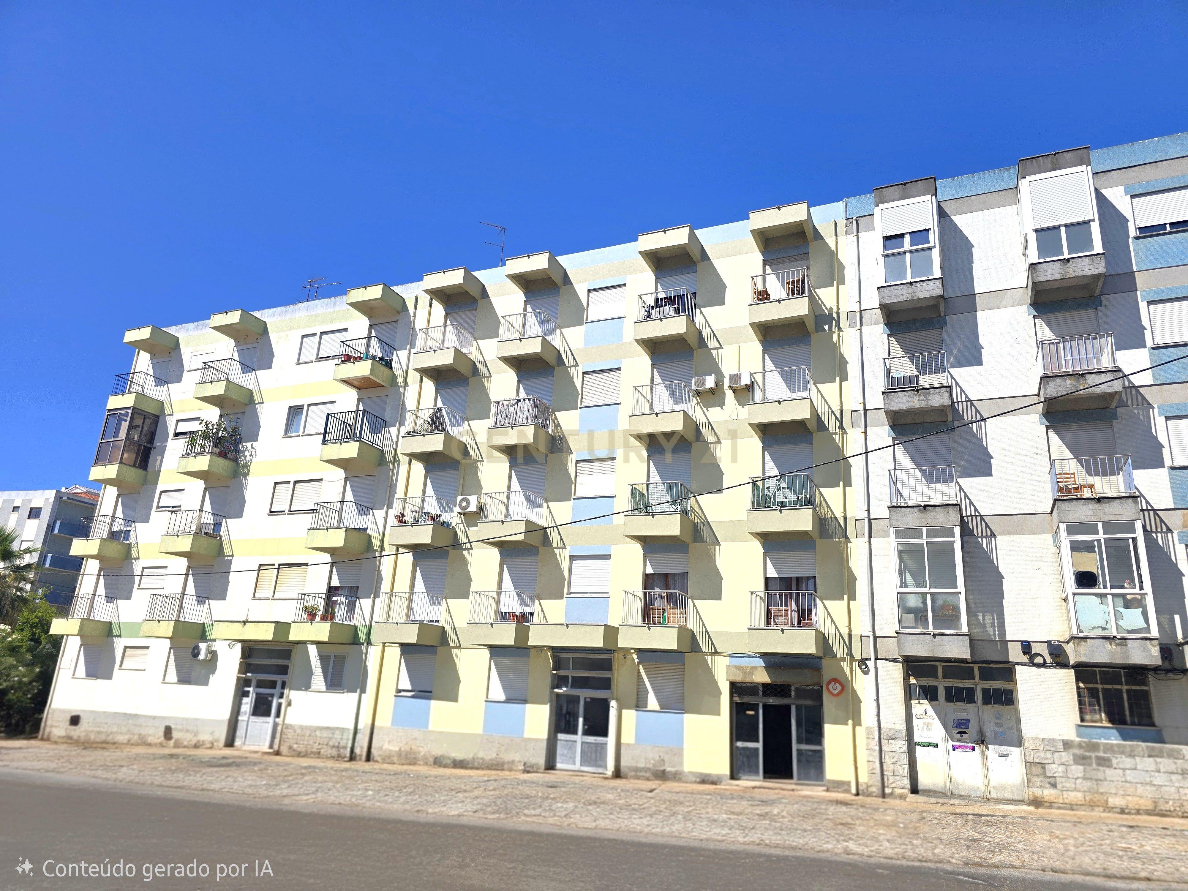 Apartamento T3 com varandas e arrecadação