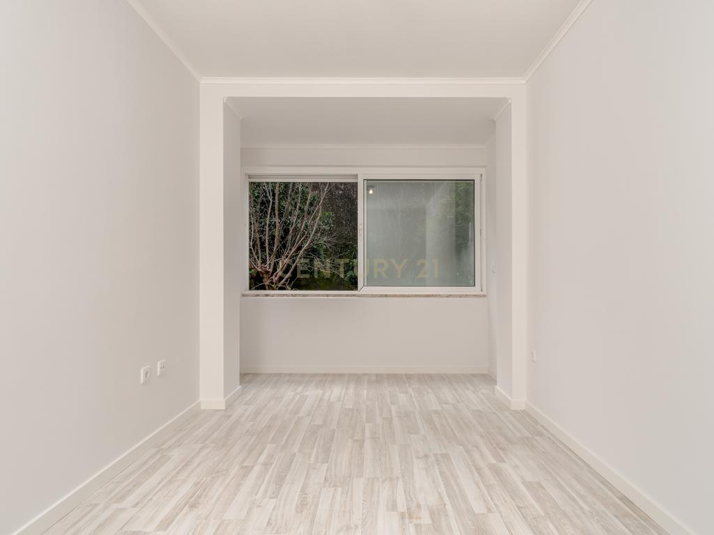 Apartamento Renovado T2 em São Vicente, Lisboa - Image 17