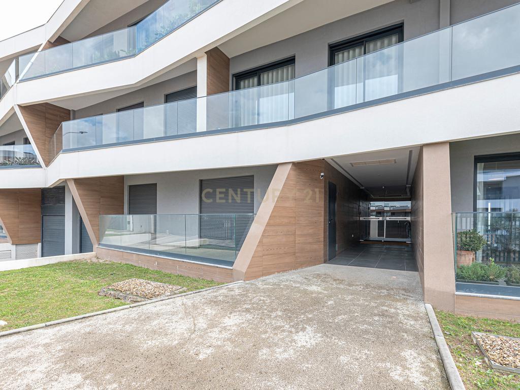 APARTAMENTO T2 NO EMPREENDIMENTO SKY CITY, COM TERRAÇO, VARANDA, PARQUEAMENTOS E ARRECADAÇÃO, EM CONDOMÍNIO COM JARDIM E PISCINA - Image 31