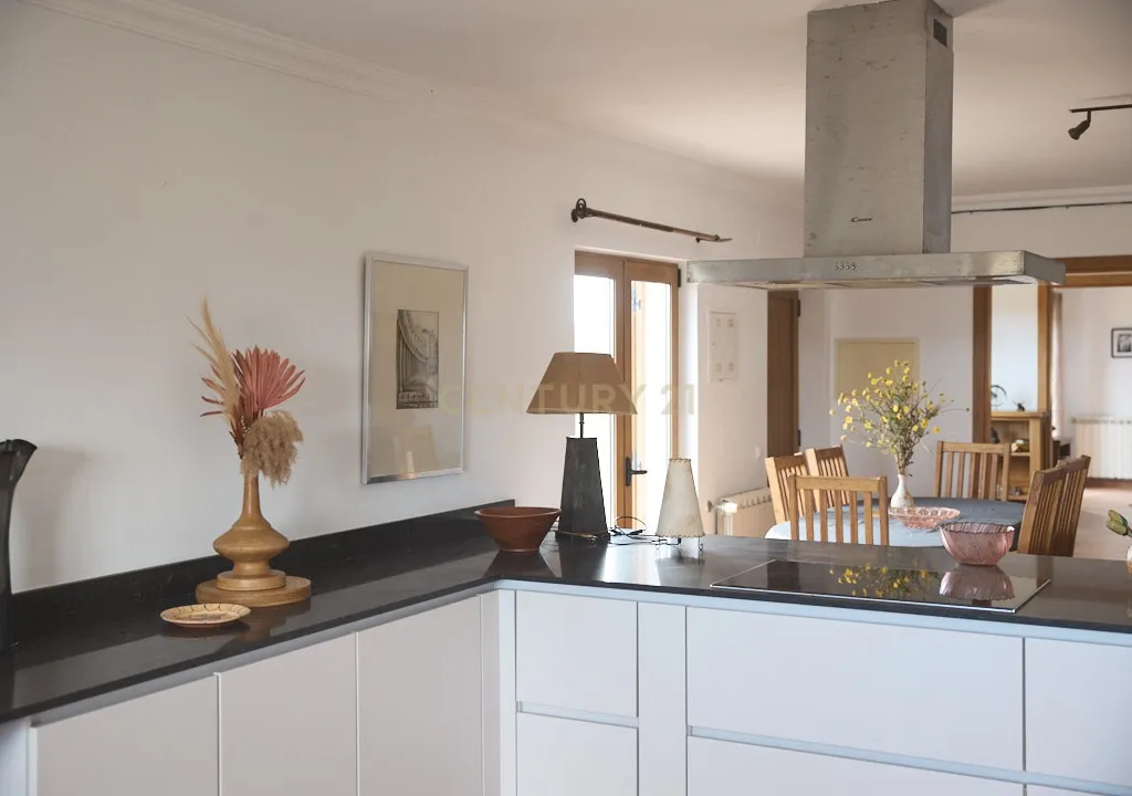 Acorde com vistas deslumbrantes sobre o oceano no seu rancho exclusivo de 8,4 hectares no Algarve, em Aljezur! Inclui uma casa principal ecoeficiente com certificação energética A, perto de praias de surf lendárias. Este é o seu refúgio costeiro definitivo — agarre esta oportunidade rara e agende hoje mesmo a sua visita! - Image 10