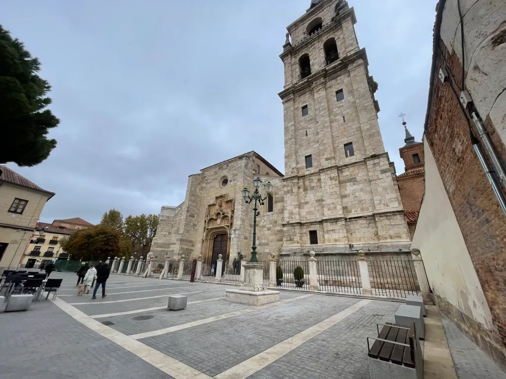 Edifício em Alcalá de Henares, Madrid - 9 Quartos, 9 WC - Image 1