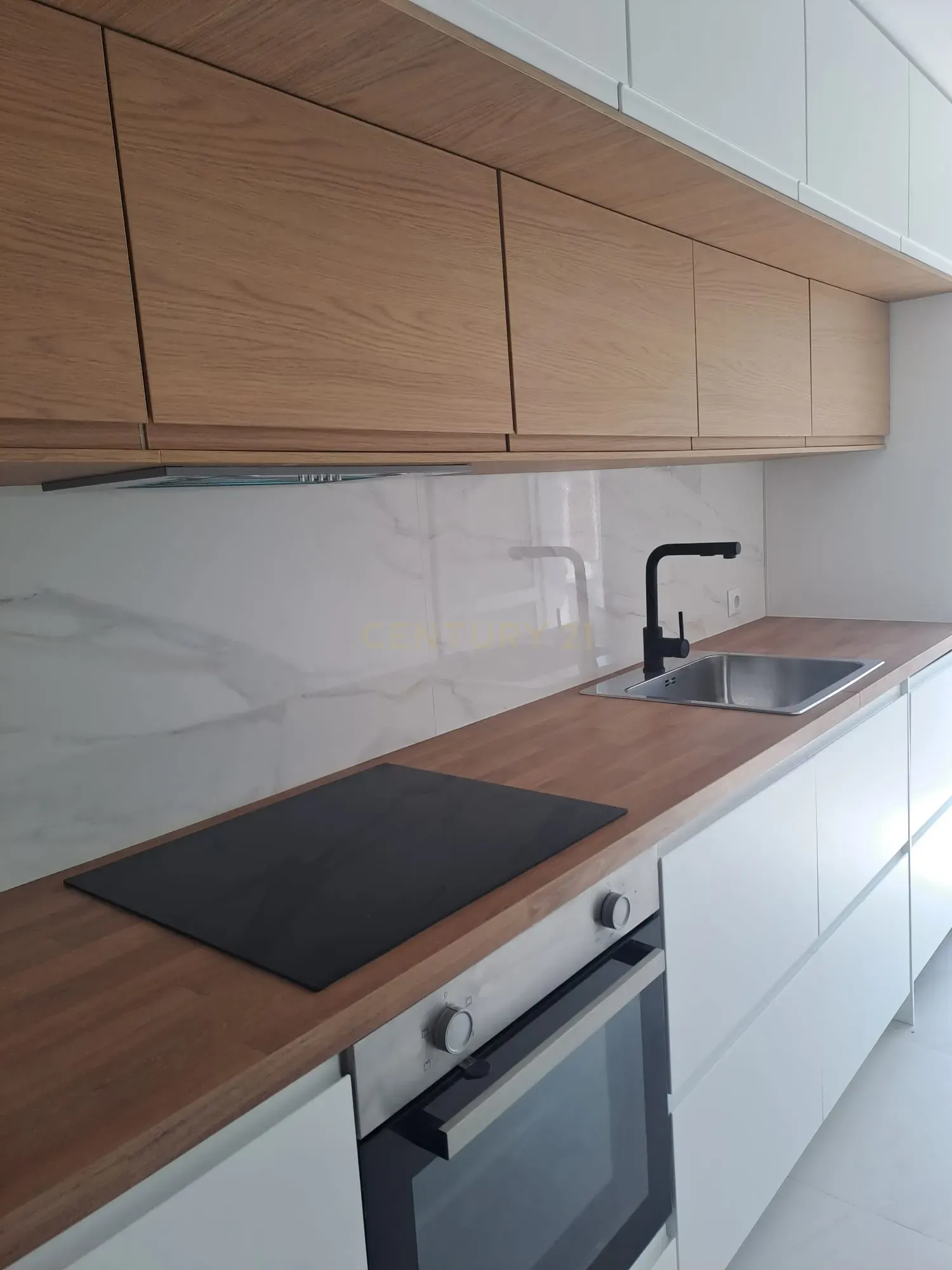 Fotografia 2 de T2 Totalmente Remodelado em Almada | Luminosidade, Conforto e Localização Privilegiada