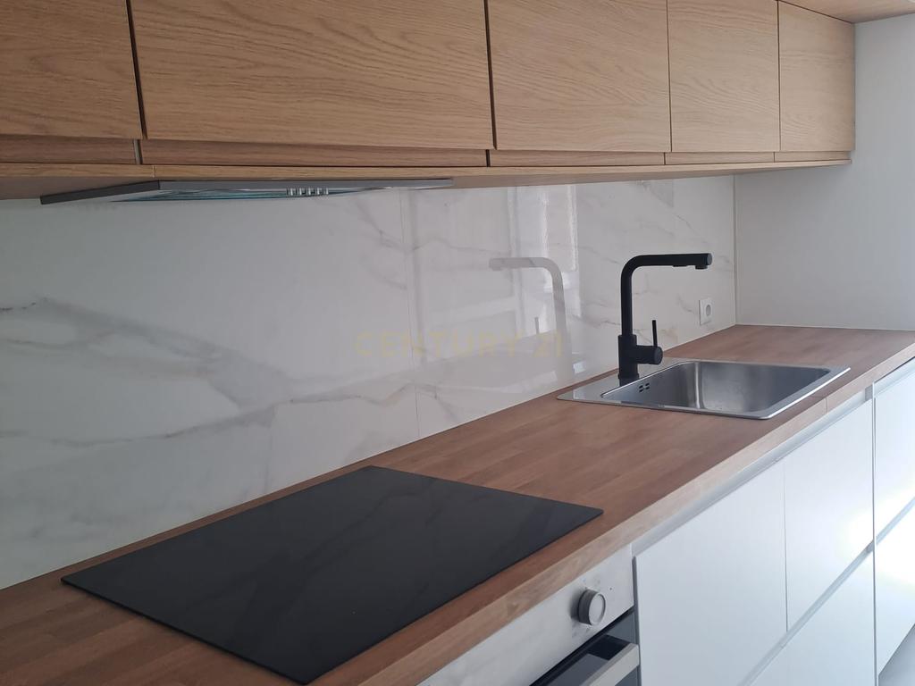T2 Totalmente Remodelado em Almada | Luminosidade, Conforto e Localização Privilegiada - Image 2