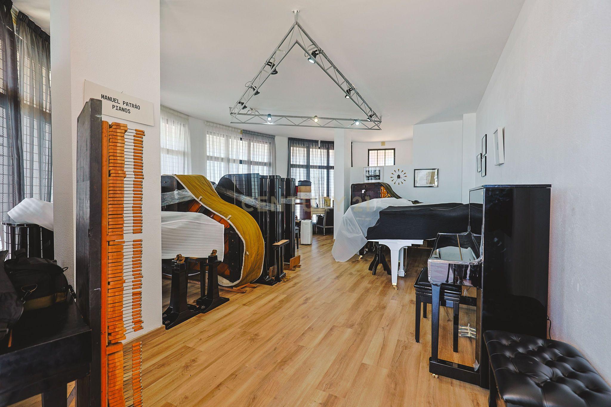 Fotografia 11 de Espaço comercial à venda em zona premium com várias montras, junto à praia