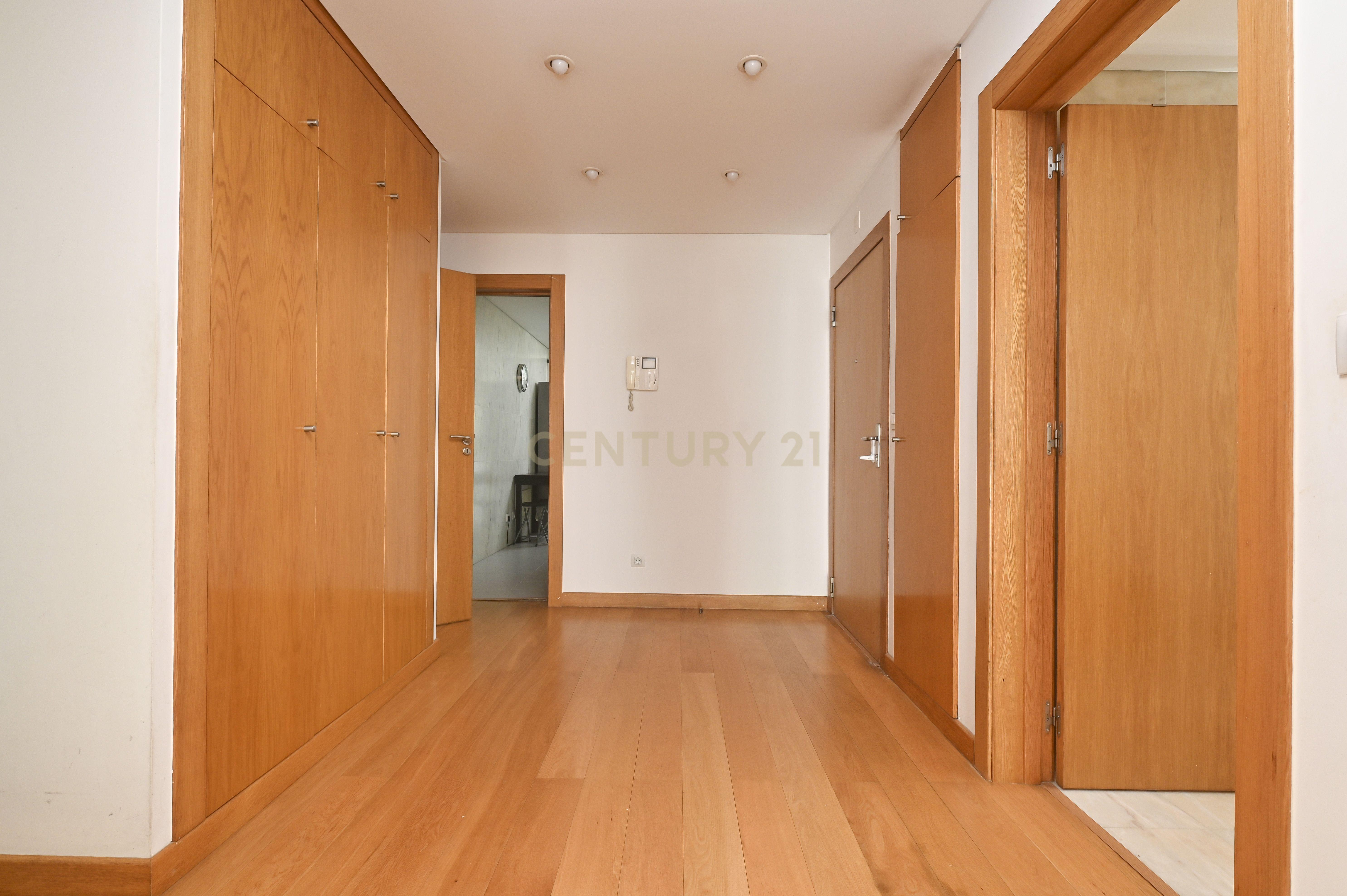 Fotografia 7 de T2 com garagem, para arrendar - Av. Infante Santo (Lisboa)