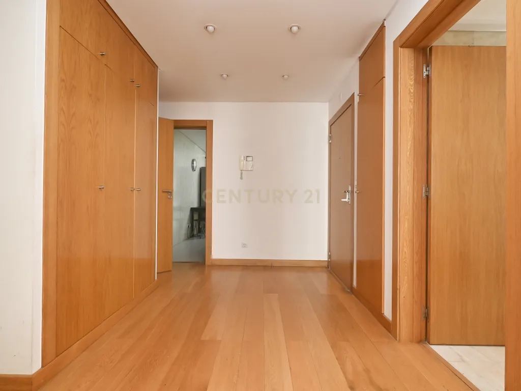T2 com garagem, para arrendar - Av. Infante Santo (Lisboa) - Image 7