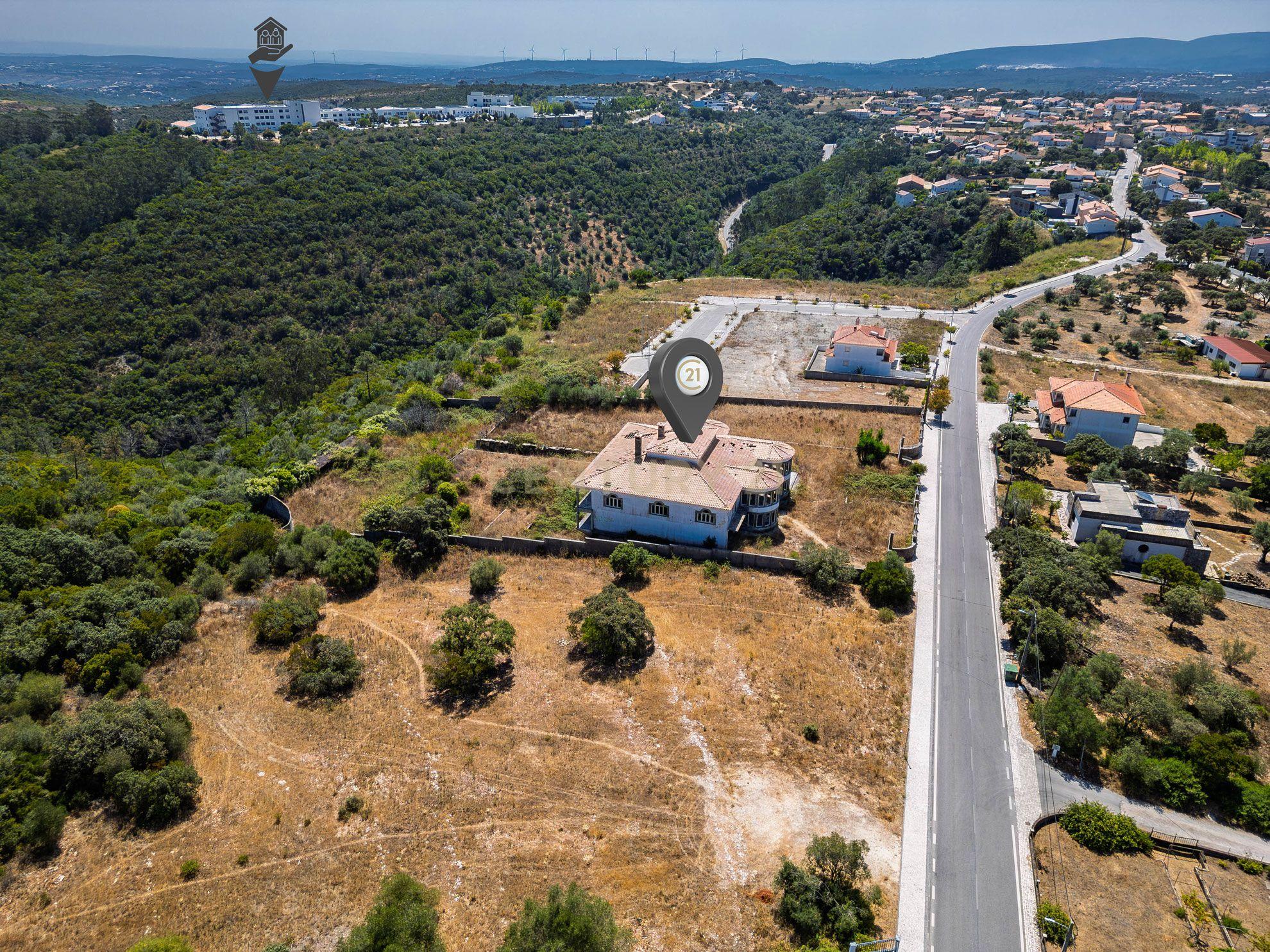 Fotografia 2 de Terreno com área  5.359m2  tendo uma construção inacabada e elevado potencial construtivo em Fátima