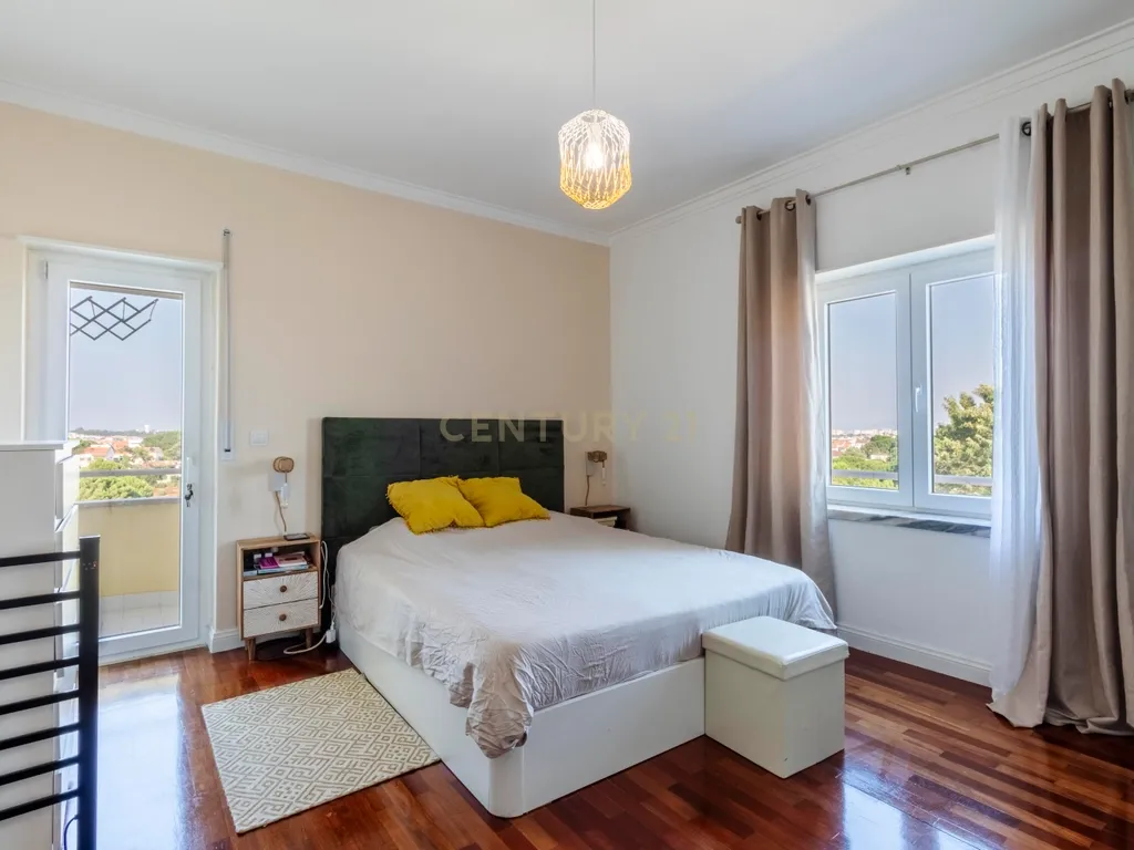 Espaçoso T3 na Sobreda com 2 Casas de Banho e Varandas - Image 54