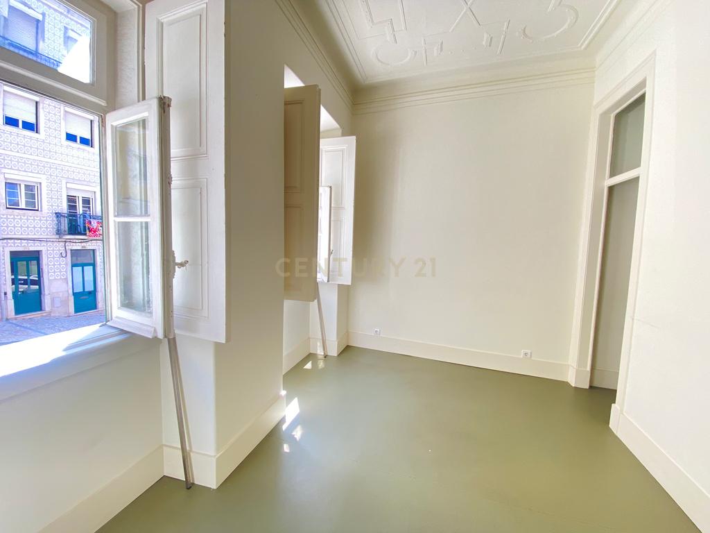 Apartamento T2 no centro de Lisboa - São Vicente, com um pequeno logradouro. - Image 1