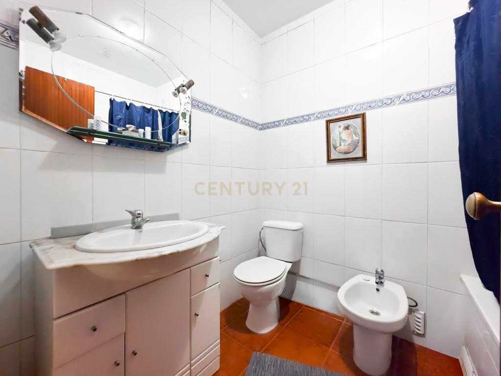 Apartamento T3 na Rua Afonso Castro, em Setúbal com Vista Panorâmica - Image 17