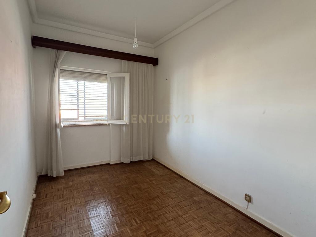 Apartamento T4 em Almada em frente ao metro de superfície! - Image 23