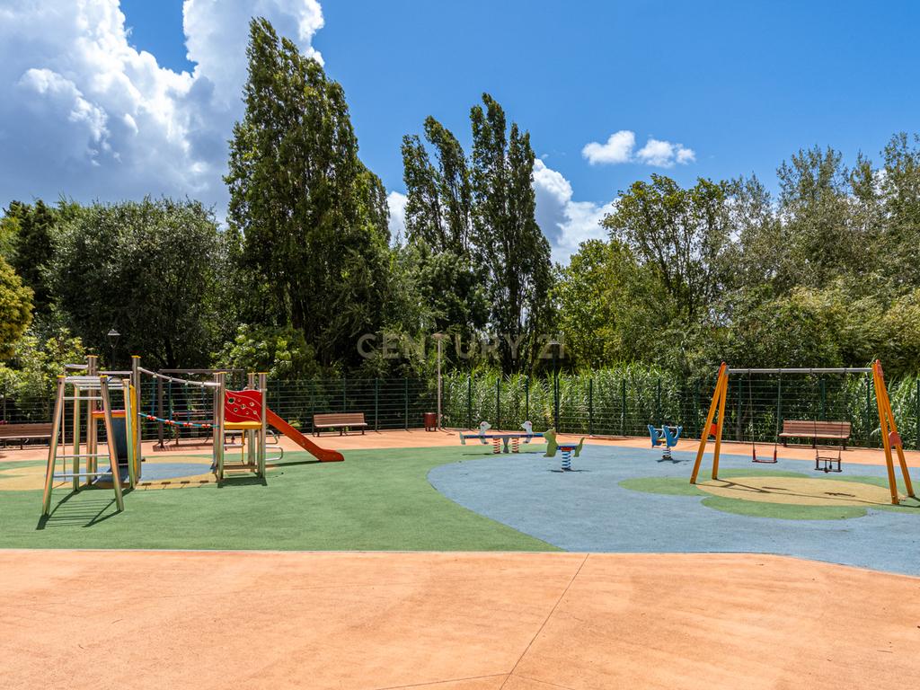 T3+1 Remodelado com Terraço | Último Piso | Centro de Queluz - Image 32
