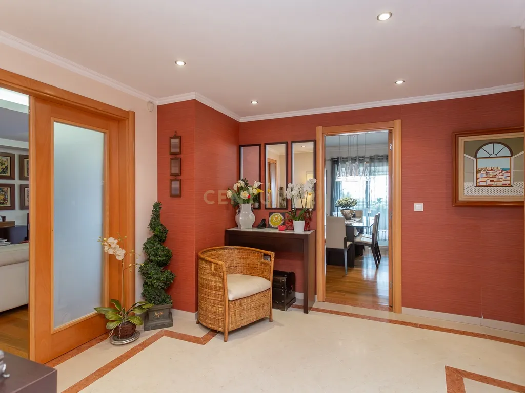 Apartamento T4 Alto de Algés, Terraço, Vista Rio, 6 Lugares de Garagem - Image 2