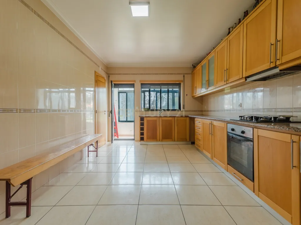 Apartamento T3 com áreas extraordinárias, garagem para 2 carros e perto da praia! - Image 10