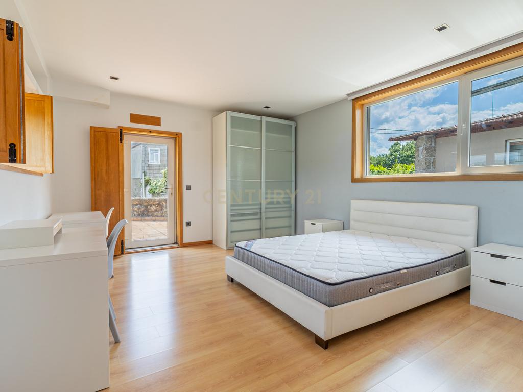 T5 com 3 Suites e Terreno com Rio | Natureza, Espaço e Conforto - Image 30