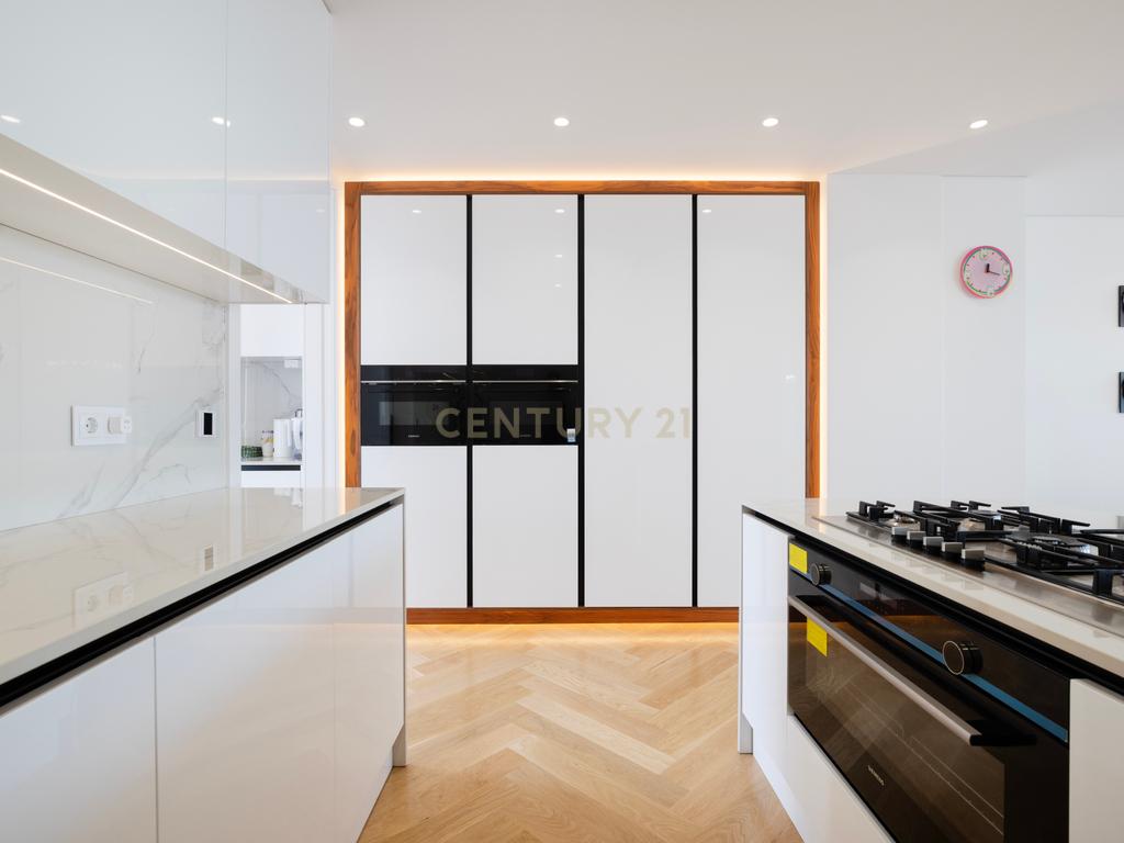 Moradia T5+1 Luxuosa no Estoril - Image 7