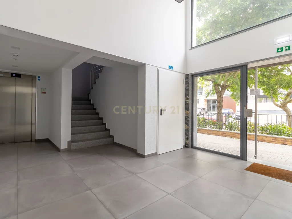 Duplex T4 em Oeiras com terraço e box (3 vagas) - Image 27