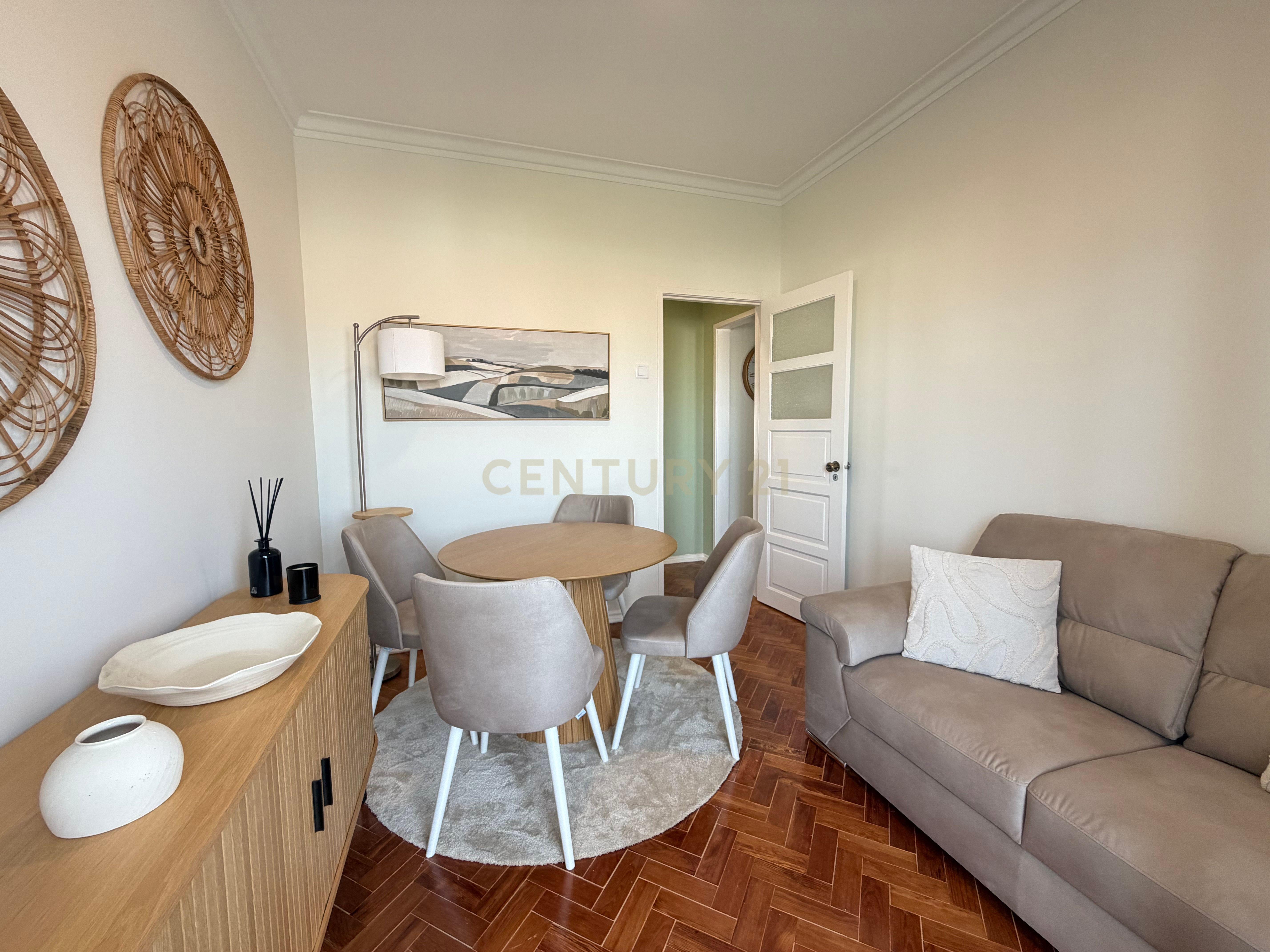 Fotografia 12 de Apartamento T3 de Charme Totalmente Remodelado e Equipado com Vista Deslumbrante sobre Lisboa e o Tejo