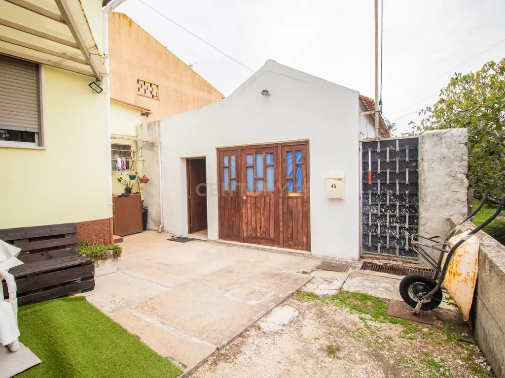 Moradia T5 com 3 suites, espaço exterior a 3 km da praia - Image 2