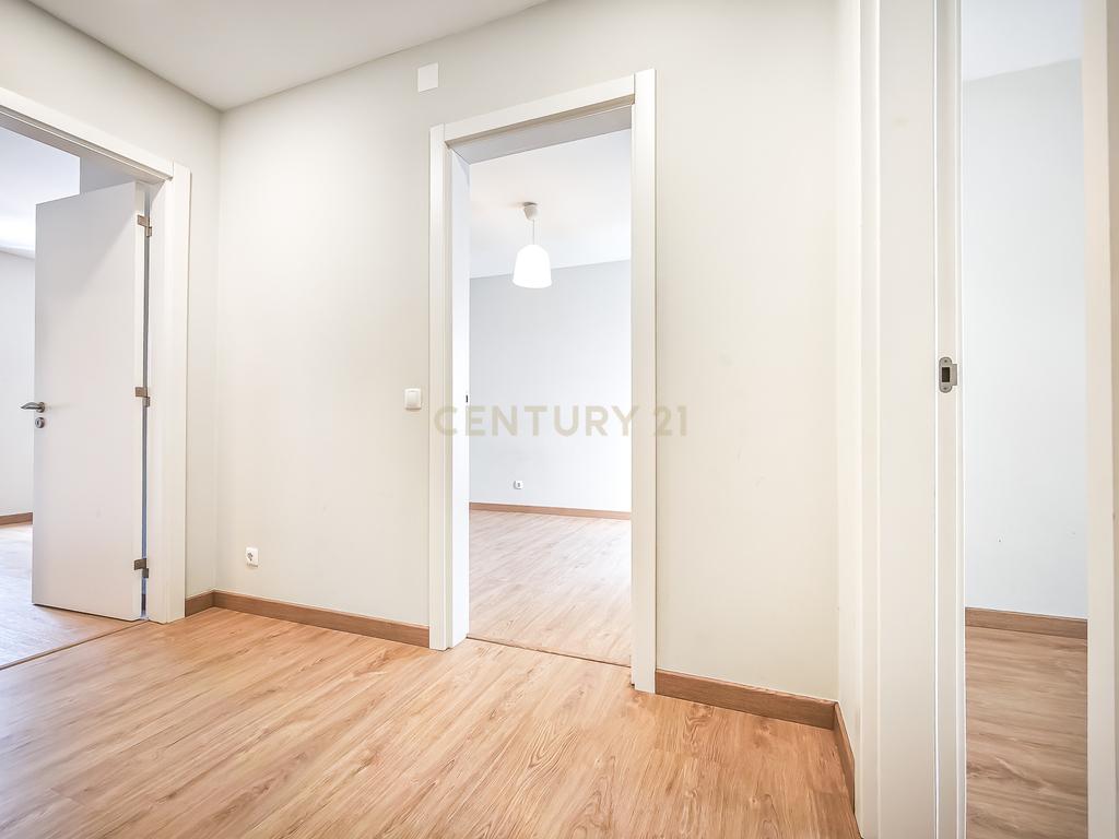Apartamento Renovado em Cascais com 3 Quartos e Varanda - Image 17