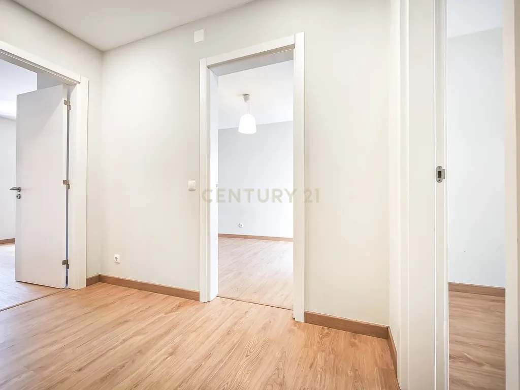 Apartamento Renovado em Cascais com 3 Quartos e Varanda - Image 17