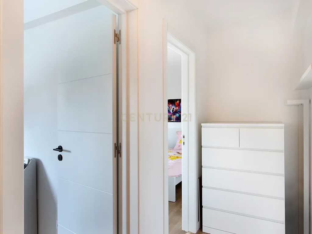 Apartamento T3 com vista p/ Serra Sintra e parqueamento em Rio de Mouro, Sintra - Image 17