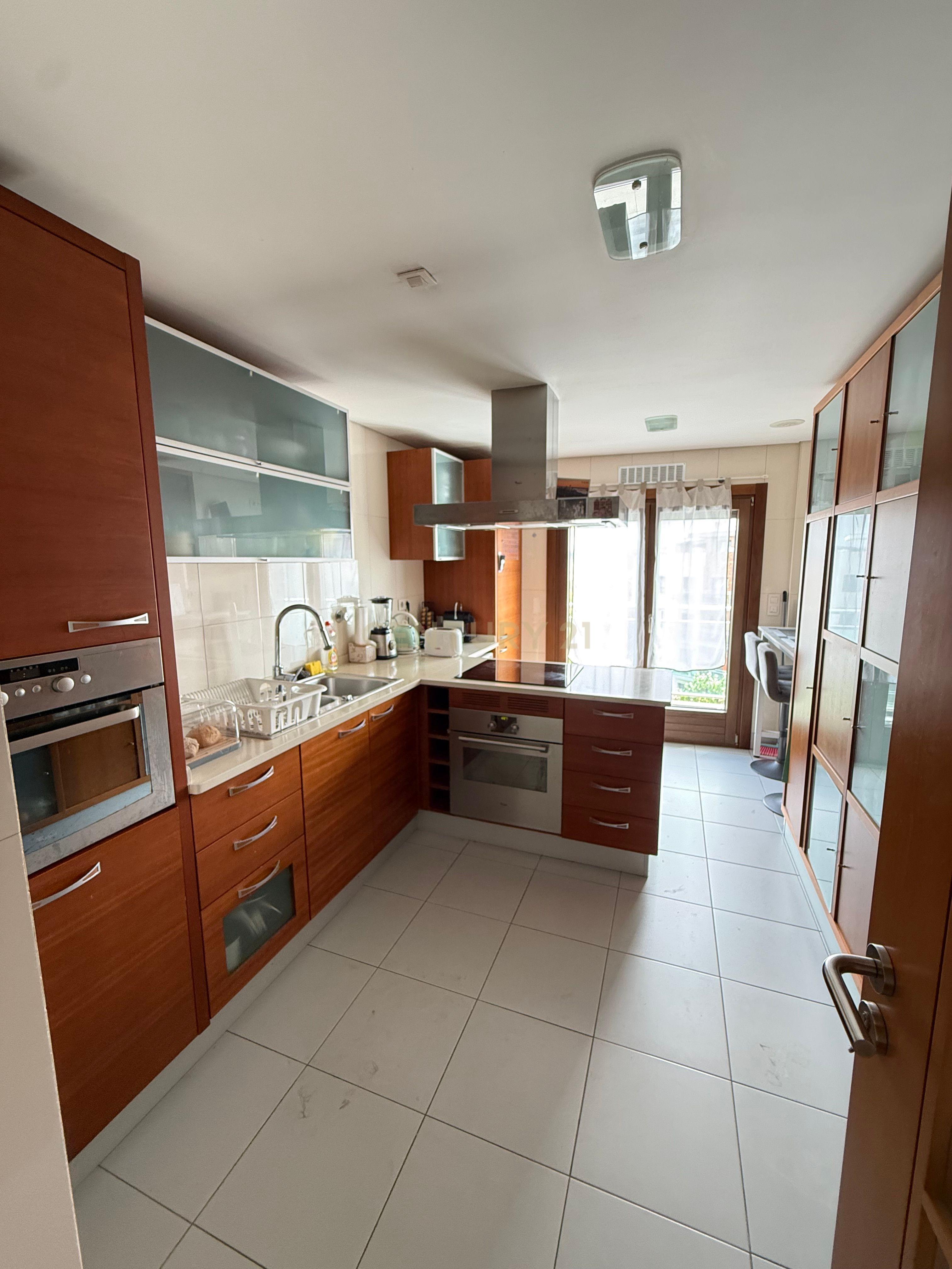 Fotografia 11 de Apartamento T2 Moderno em Odivelas com Vista para a Cidade