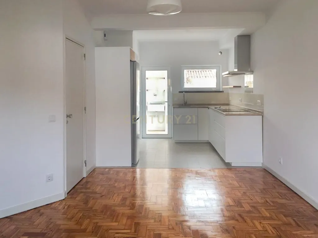 🏡 Moradia Geminada T2 Renovada para arrendamento no Livramento – Perto das Praias e de Lisboa - Image 4