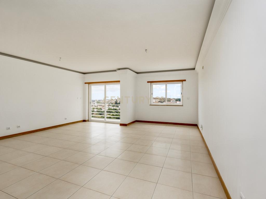 Apartamento T3 na Serra das Brancas, com box de 67m2 e arrecadação. - Image 4