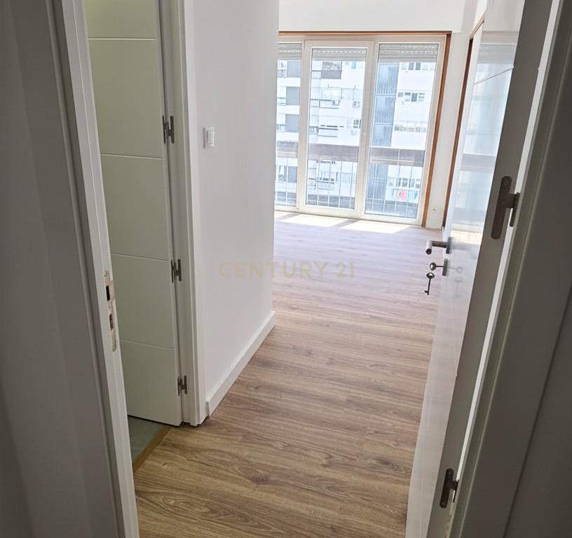 Apartamento Renovado em Algés, Oeiras - 2 Quartos e 2 WC - Image 27
