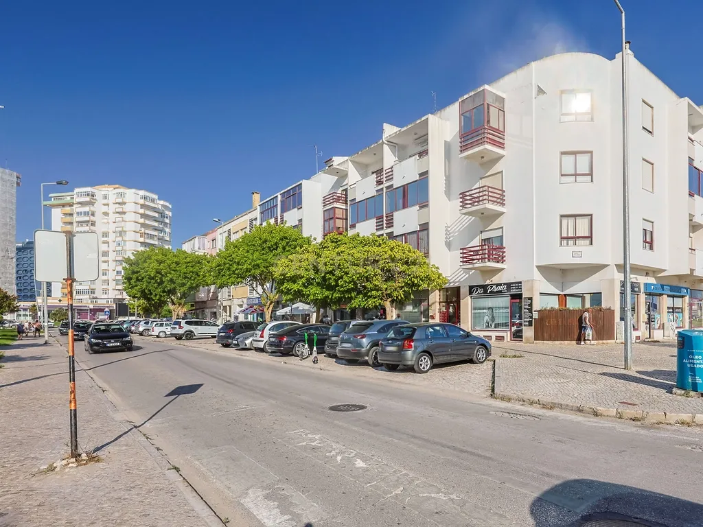 Apartamento T0 na Costa da Caparica, perto de transportes e serviços. - Image 10