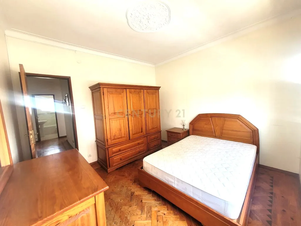 T2 com Varanda e Boas Áreas no Centro de Corroios - Image 2