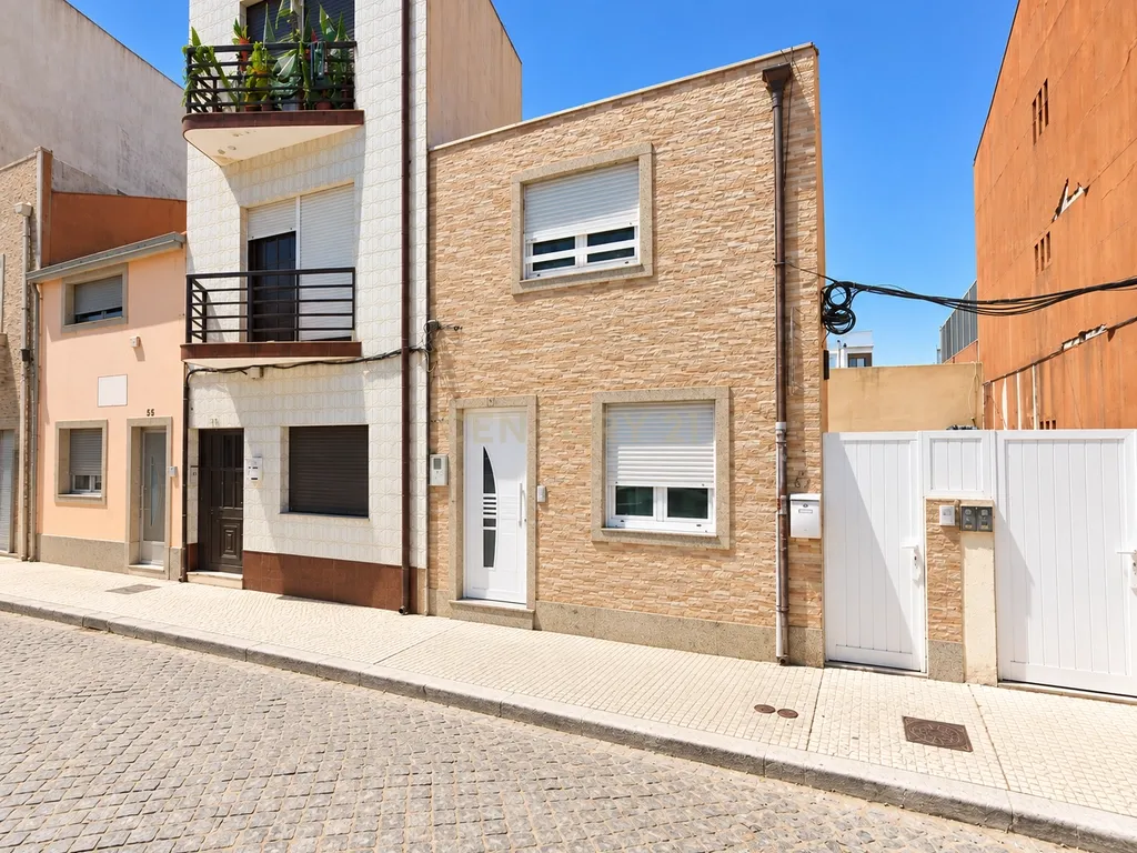 Moradia T2 com Anexo T2, Entradas Independentes, Terraço e Logradouro – Caxinas, Vila do Conde, Porto - Image 1