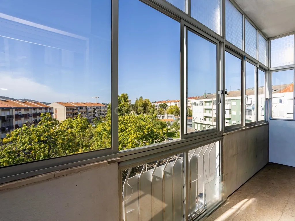 Magnífico T4 no Bairro de São Gabriel com 3 Varandas e Vista Panorâmica – Setúbal - Image 4