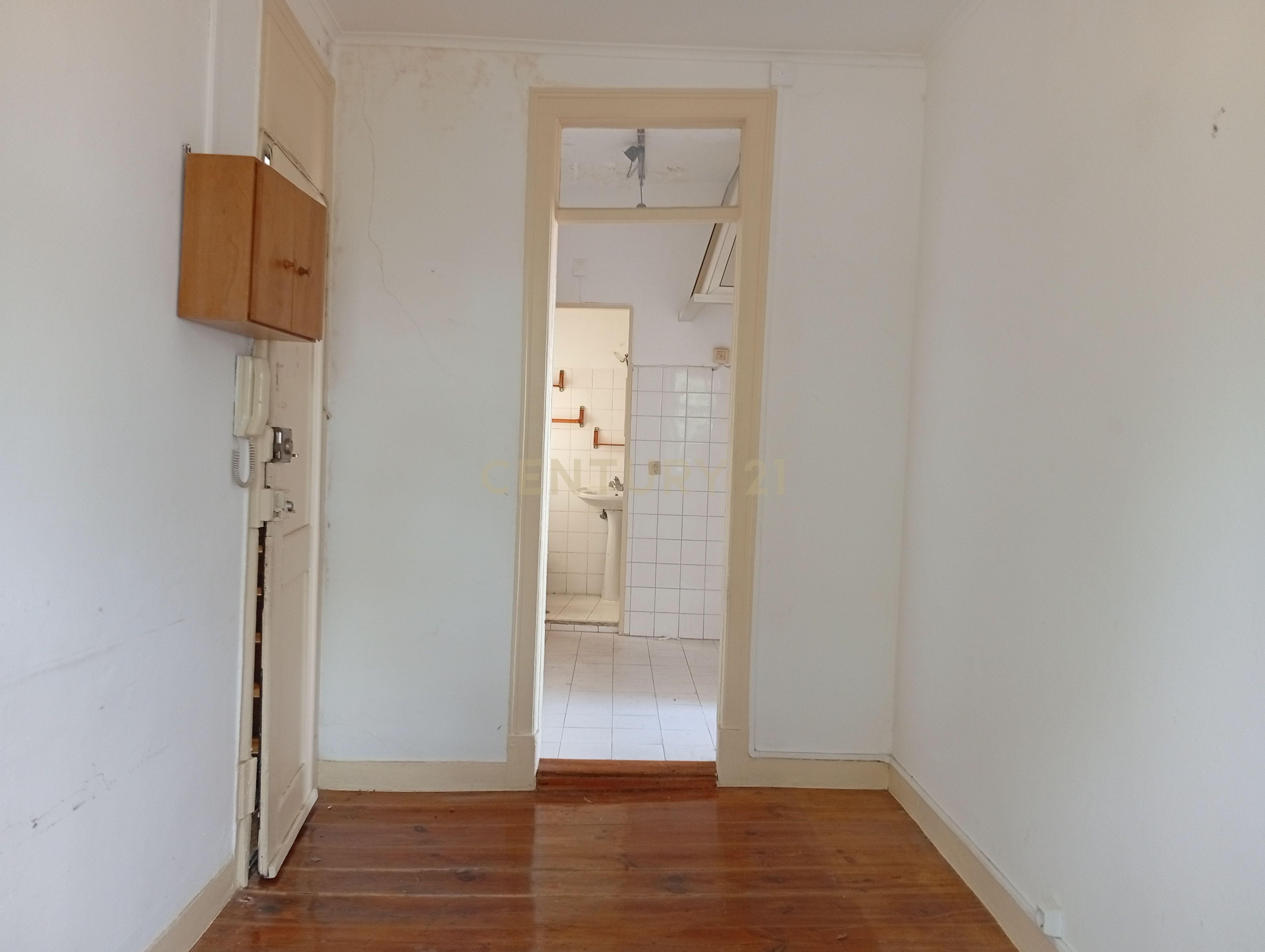 Fotografia 3 de Apartamento para remodelação total situado na zona oriental (a 10m a pé de Metro Santa Apolónia)