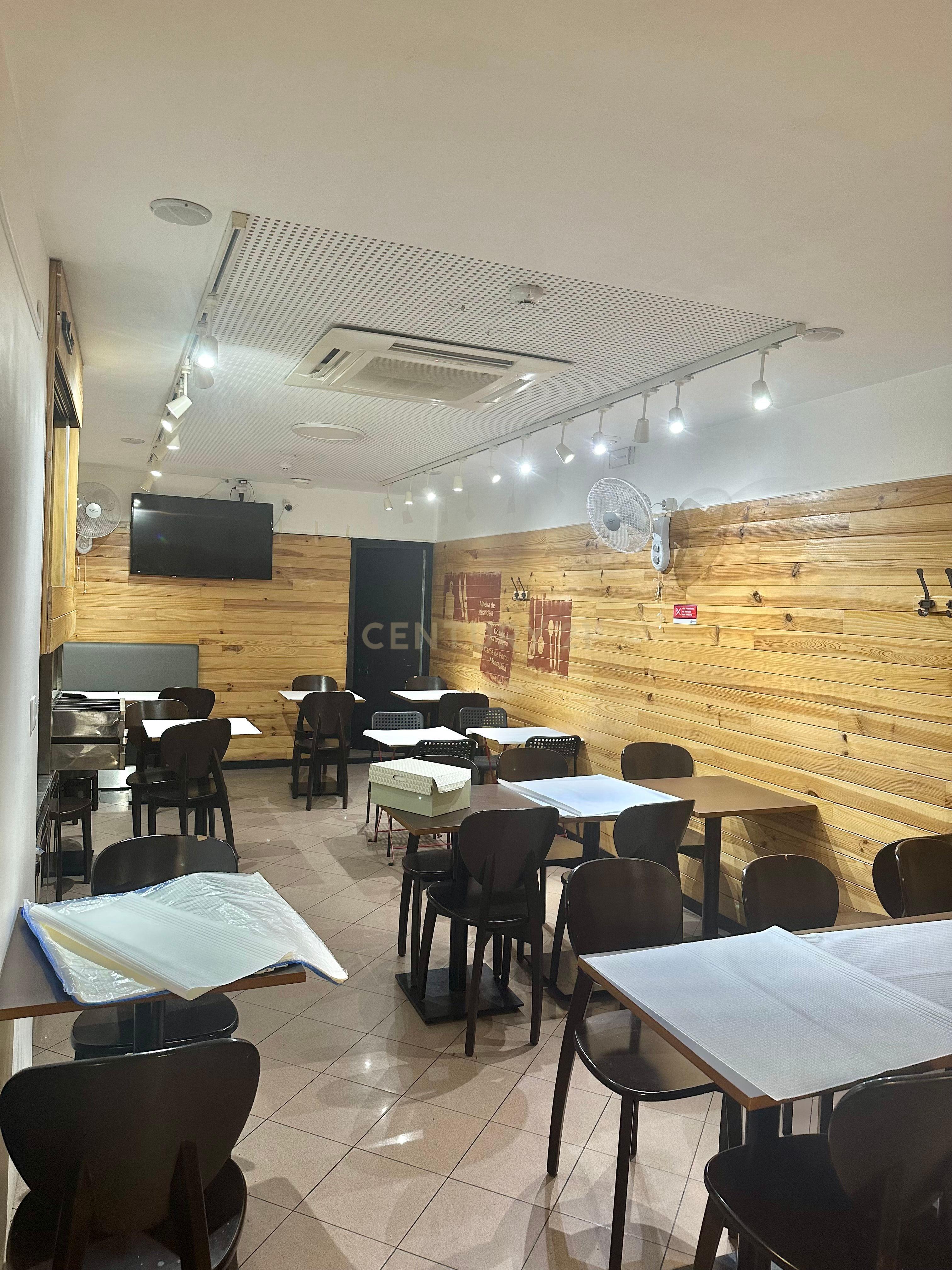 Fotografia 8 de Espaço Comercial à Venda
