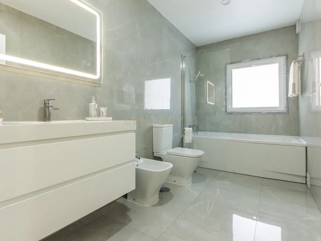 Apartamento T2 - Barreiro, Perto da Praia e Centro - Image 20