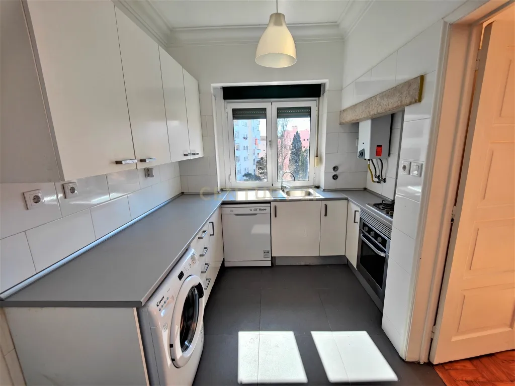 Apartamento T3+1 duplex com vista desafogada e muita luz Natural á Praça de Londres - Image 13