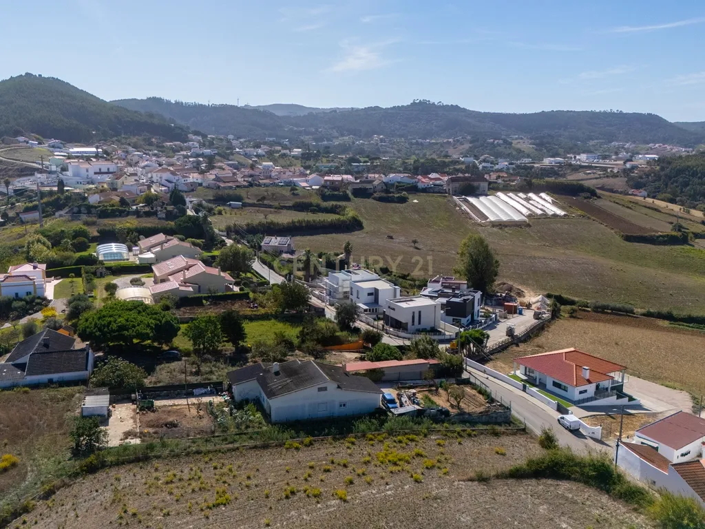 Moradia T3+1 Nova: O Equilíbrio Perfeito Entre o Campo e a Cidade - Mafra - Image 35