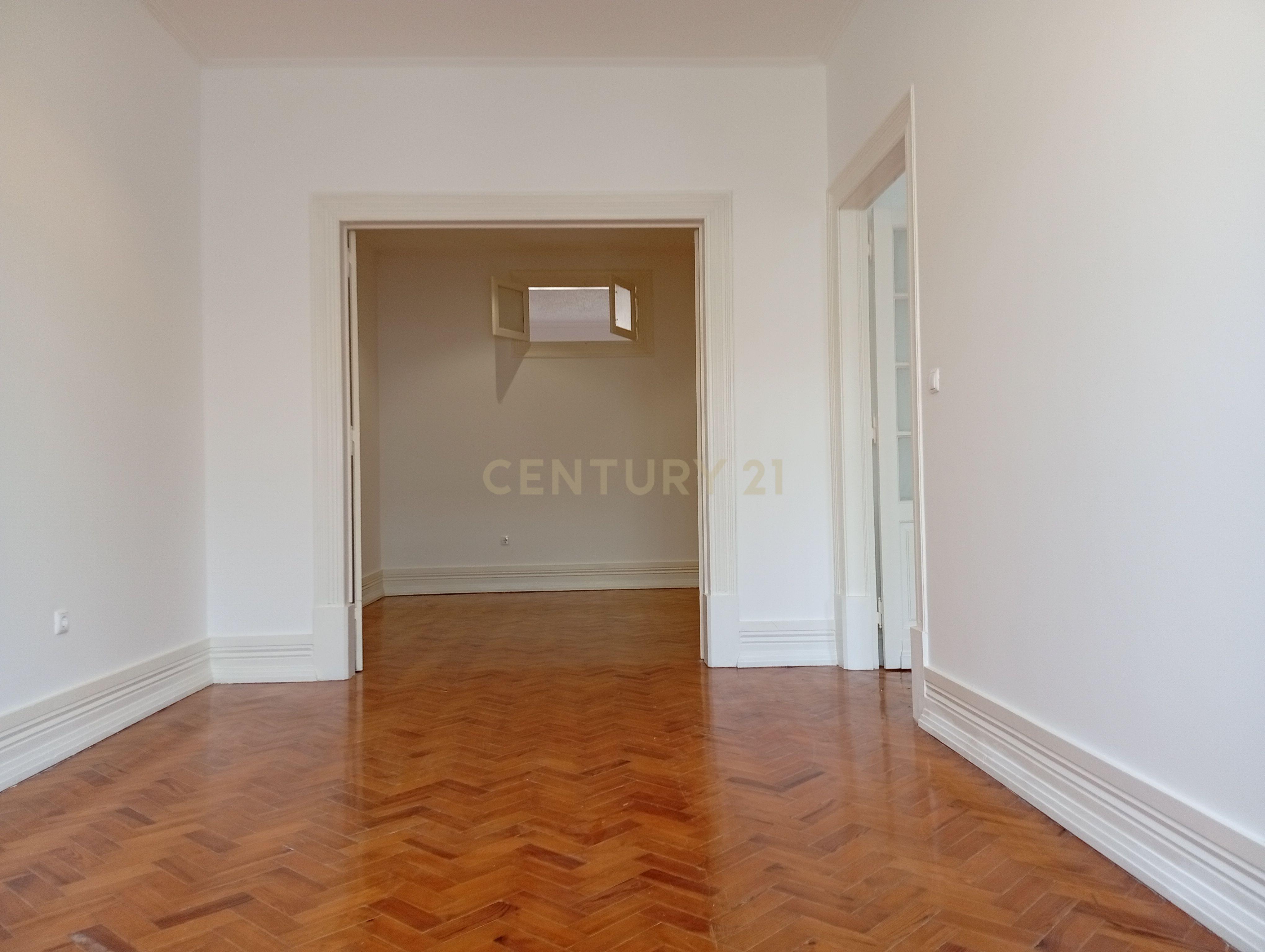 Fotografia 9 de Situado no Bairro Azul junto do Metro e do El Corte Inglês/Fundação Gulbenkian, tem este apartamento com traça antiga com 7 assoalhadas dispostas numa área de 200 m².