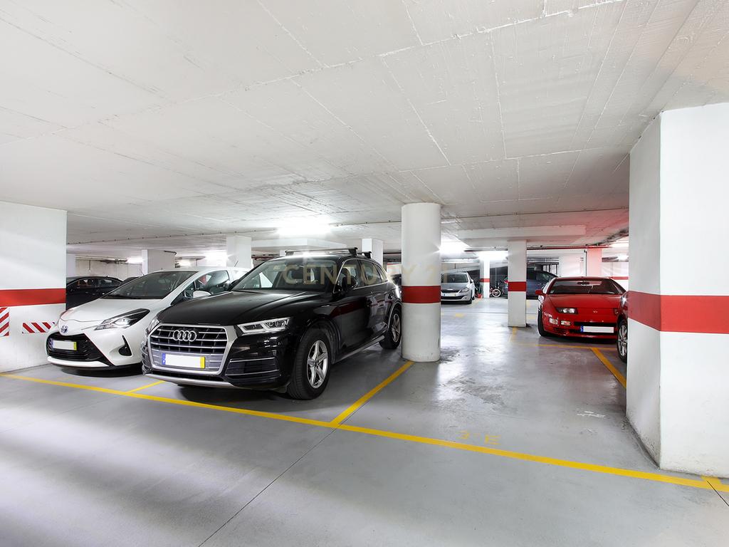 Apartamento T3 com 2 Estacionamentos e Arrecadação no Centro de Mem Martins - Image 30