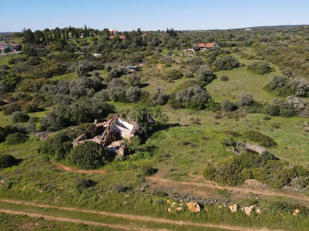 Terreno Misto com Ruína na Pedragosa – Oportunidade Única no Algarve - Image 1