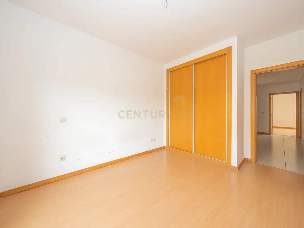 Apartamento T3 com Duas Varandas, Garagem Box e Lugar de estacionamento na Vila Serena, Pinhal Novo - Image 24